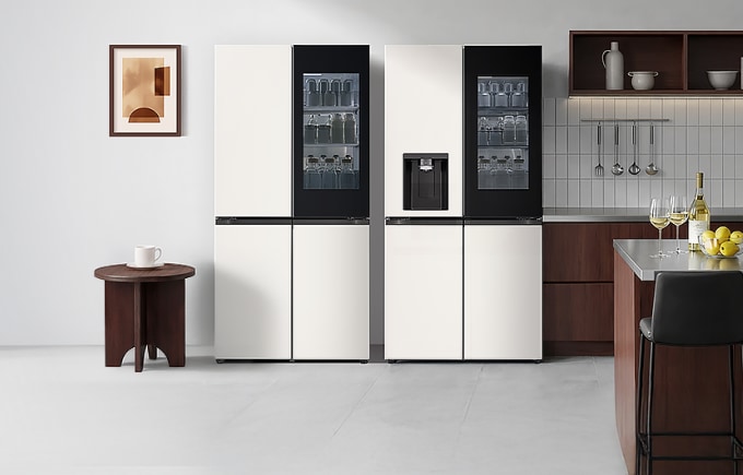 좌우로는 달력과 선물이 아일랜드 식탁위에 있고, 중앙에는 깔끔한 화이트 컬러의 LG 디오스 오브제컬렉션 냉장고와 한쪽 문이 열려 내부 수납 공간이 보이는 김치냉장고가 있는 이미지